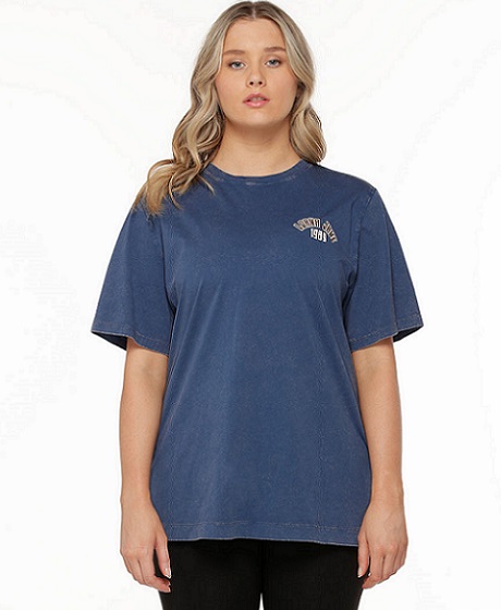 size 10-12 blonde woman wearing lorna jane dark blue relaxed fit tee and black ankle biter leggings